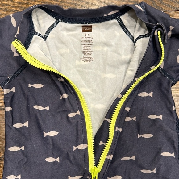 Tea Collection Shortie Rashguard longsleeve swimsuit, Boys, Tiny Fish size 6-9 - Picture 4 of 6